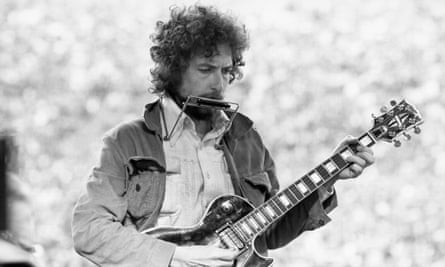 Dylan performing in San Francisco in 1975.