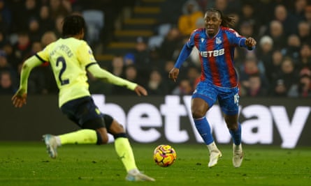 Eberechi Eze on the ball at home against Southampton