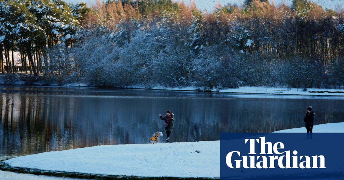 UK weather: heavy snow and freezing rain set to hit as amber warning issued