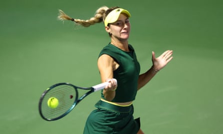 McCartney Kessler plays a forehand against Coco Gauff