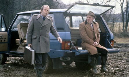 Julian Holloway, left, in a 1982 episode of the TV series Minder, with George Cole.