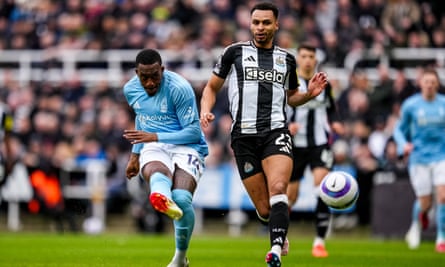 Newcastle hold off Nottingham Forest as Isak double edges seven-goal thriller