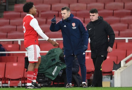 JackWilshere instructs Myles Lewis-Skelly during Arsenal’s FA Youth Cup quarter-final against Cambridge United in 2023